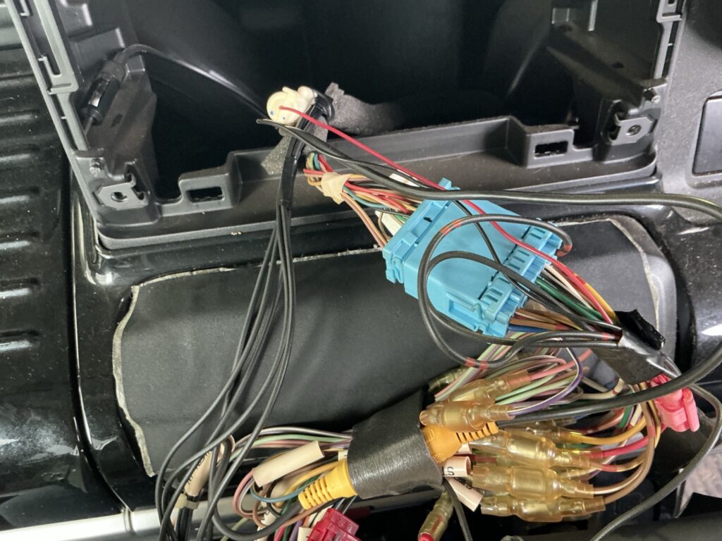 MK53Sスペーシアカスタムのナビ裏からETC2.0の電源を取り出す作業